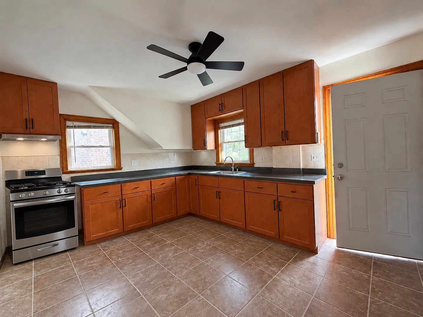 2 bed, 850 sqft, $2,100 — Photo 2