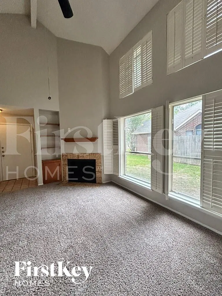 3 bed, 2.5 bath, 2060 sqft, $1,885 — Photo 2