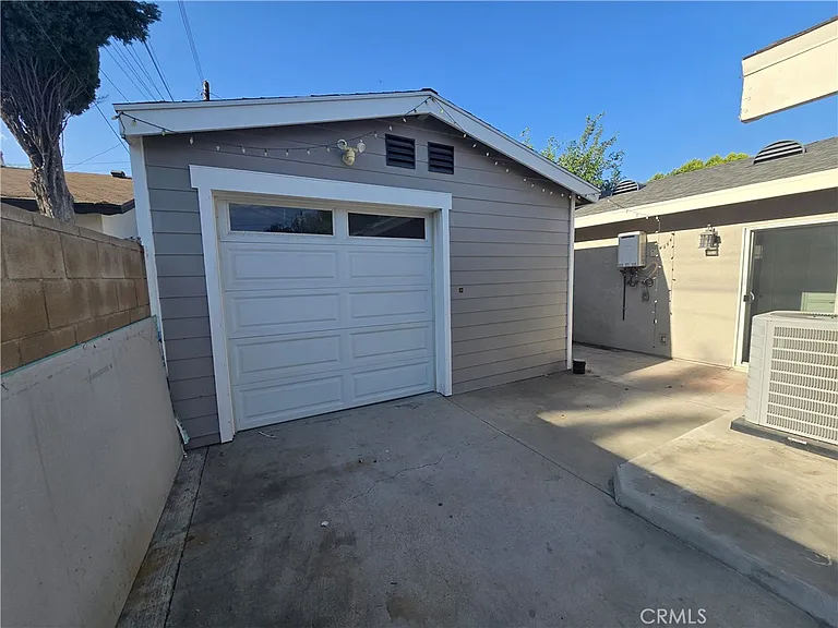217 E Belmont St — Photo 3