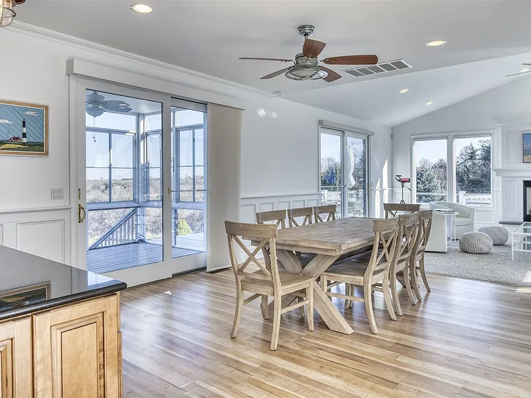300 Latham Ln — Photo 6