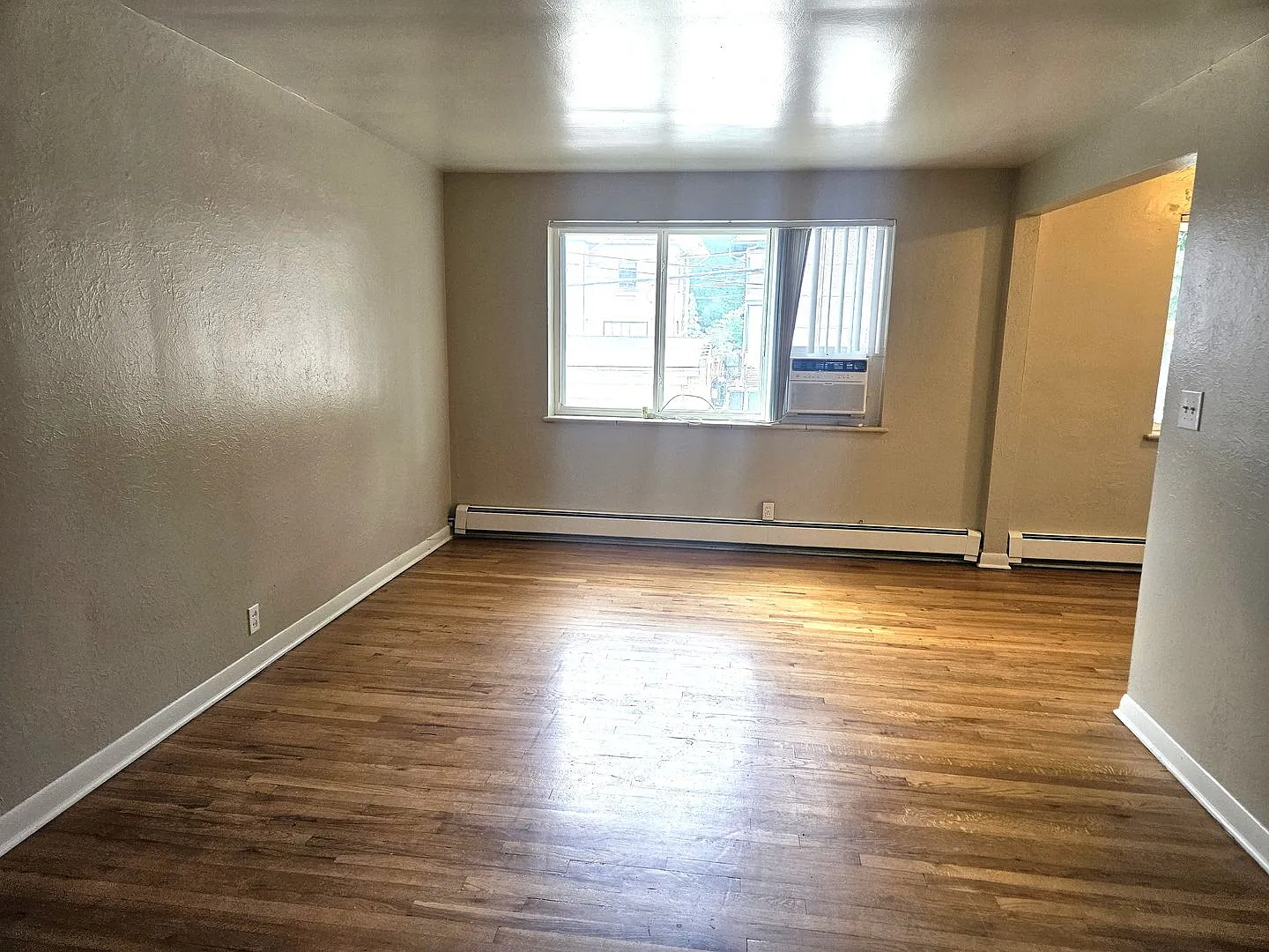 1350c — Photo 2