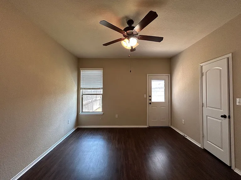697 Creekside Cir — Photo 15