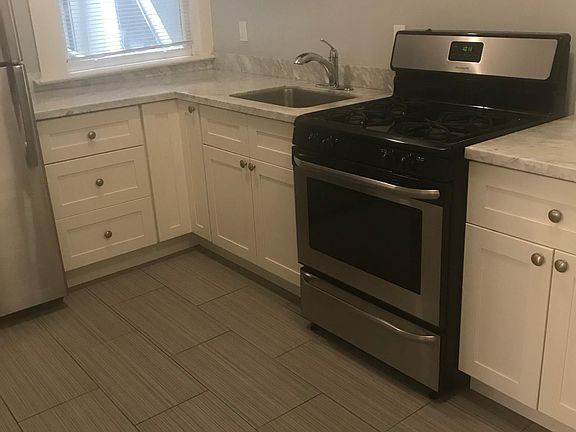 4th image of 543 Clayton St