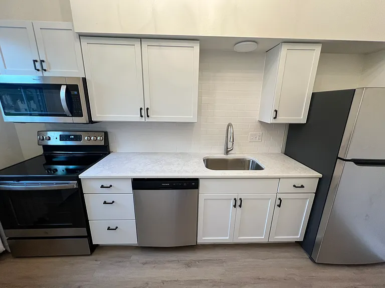 621 W 4th St #A — Photo 3