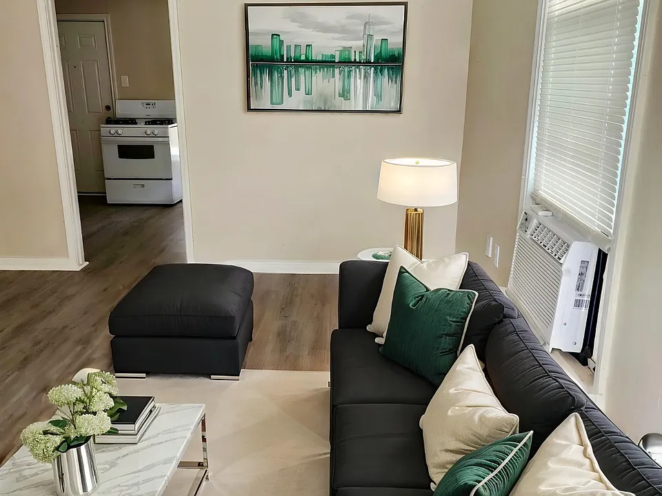 324 N Lakeview Dr #324
