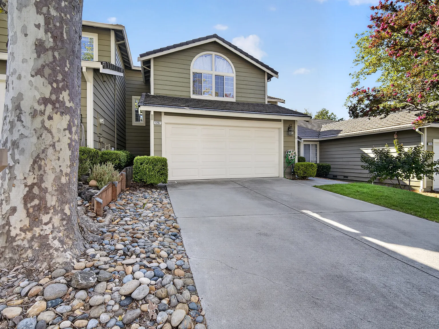 2 bed, 2.5 bath, 1298 sqft, $3,800 — Photo 2