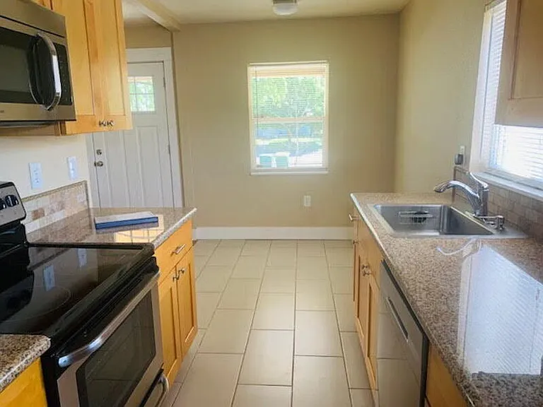 1121 Alton St — Photo 9