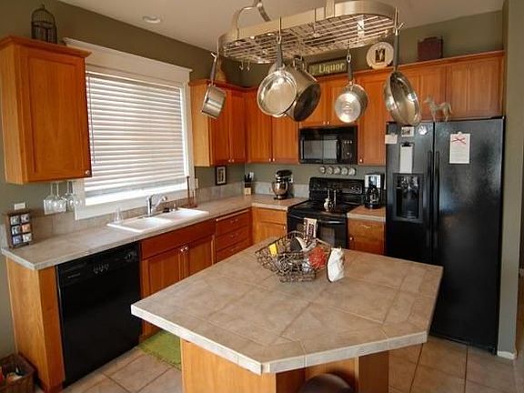 Kitchen (Refrigerator & Pot Rack included)