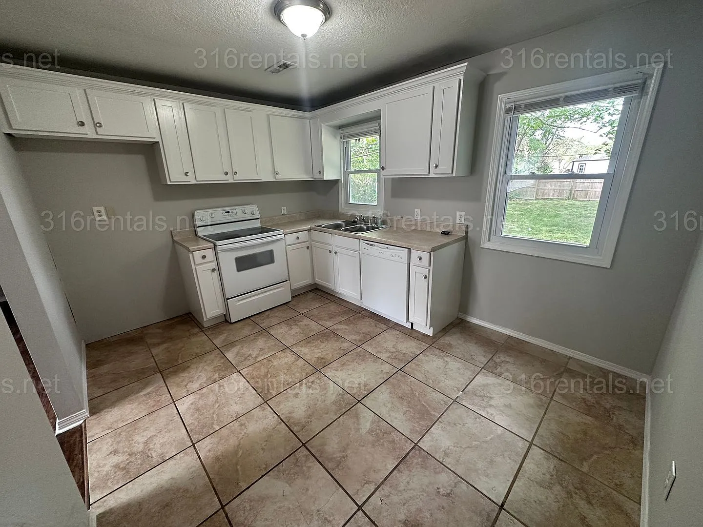 $950 - 2 bedroom / 1 bathroom - Home with a fenced yard and garage! — Photo 2