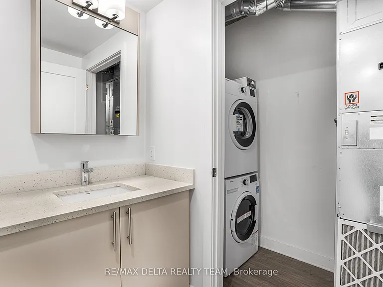 180 George St #2208 — Photo 22