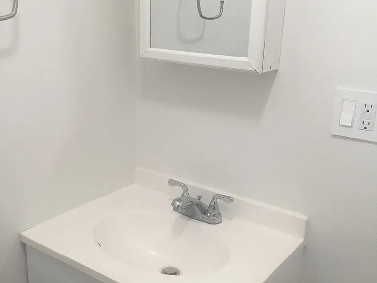COMPLETELY REMODELED TOWNHOUSE FOR RENT — Photo 14
