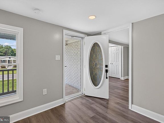 5th image of 577 Pond Ave