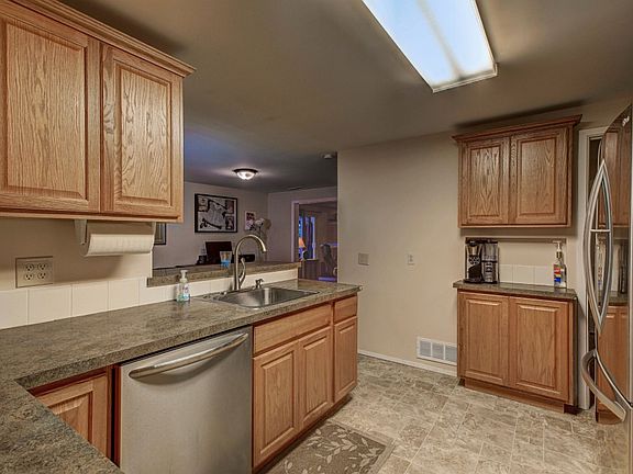 5th image of 1104 Elm Ave