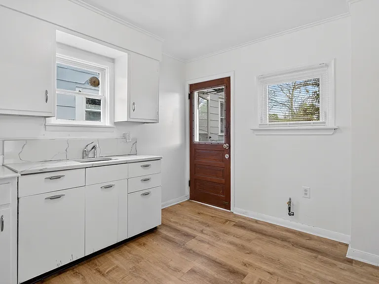 721 W Court St — Photo 5