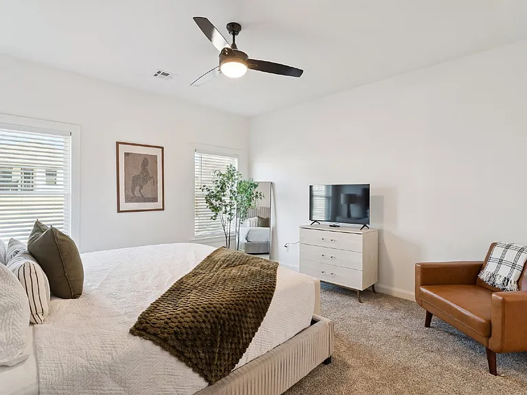 2410 W Charleston St — Photo 34