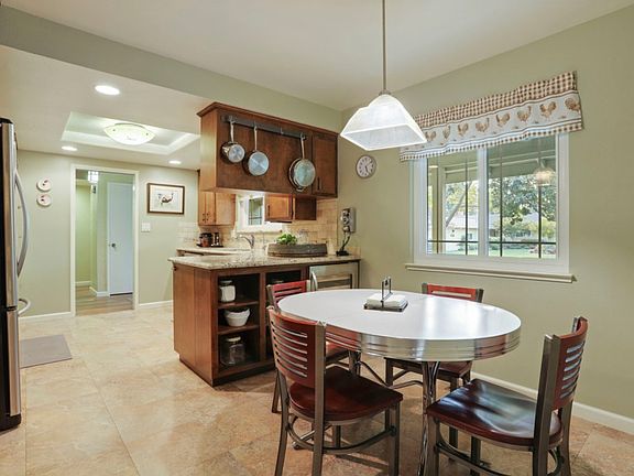 5th image of 328 Wood Dr
