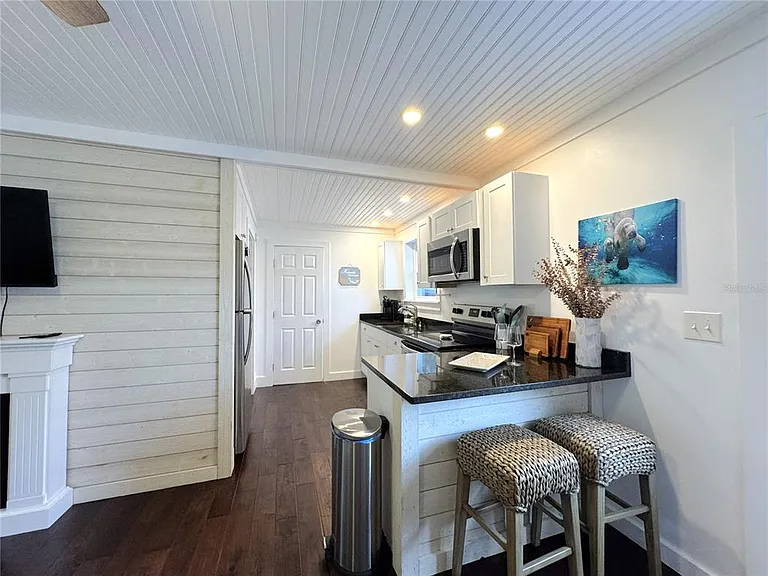 222 NE 1st Ave — Photo 9