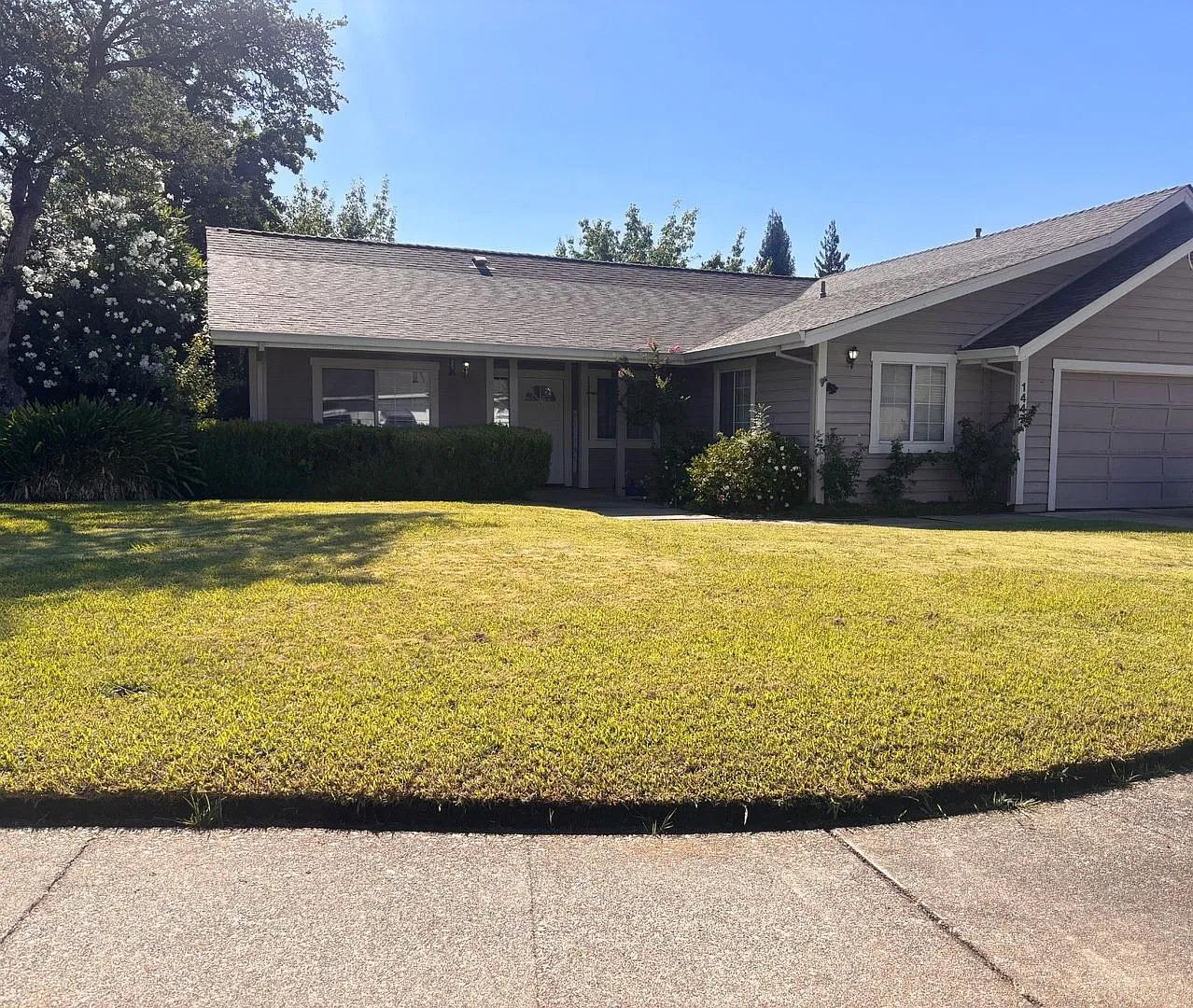 Large 3 Bed 2 Bath W/Bonus Room House In The River Ridge Park Subdivision — Photo 1