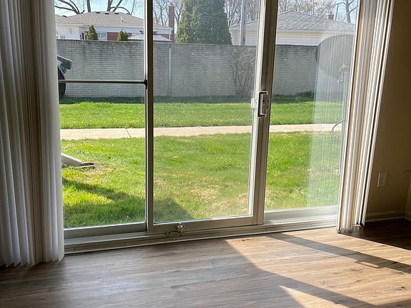 3rd image of 609 Sunset Ln