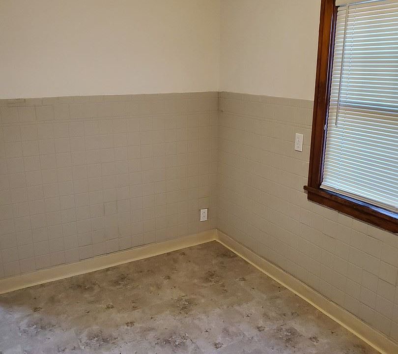 2nd image of 15408 Ridpath Ave