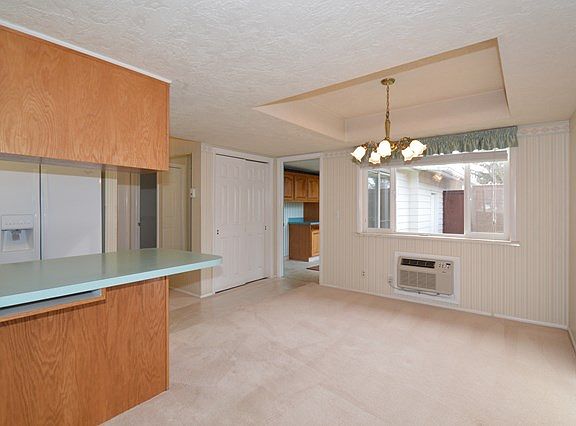 5th image of 883 Linden Pl