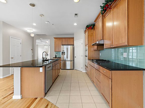 4th image of 25 Creekside Ct