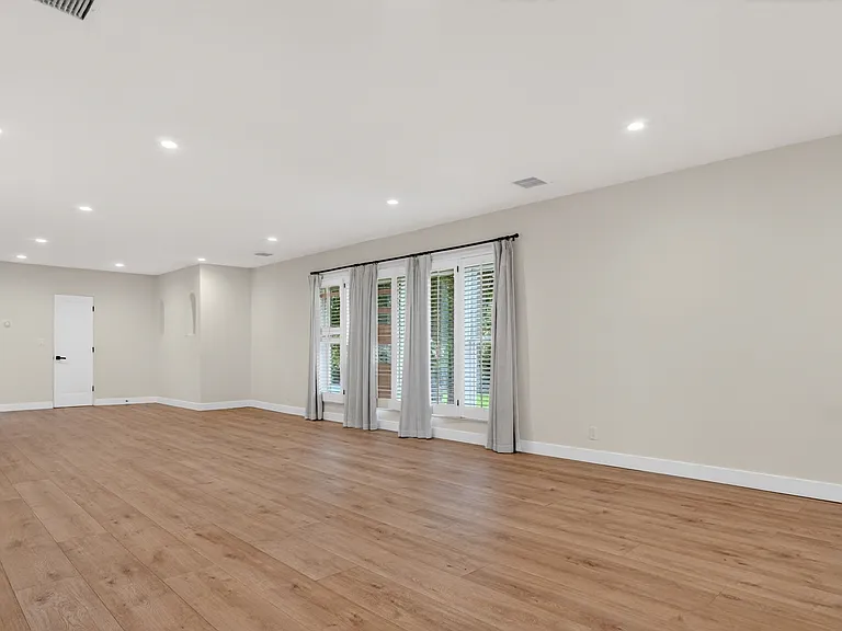 4711 Tyrone Ave — Photo 6