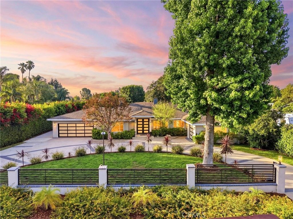 22637 Erwin St, Woodland Hills, CA 91367