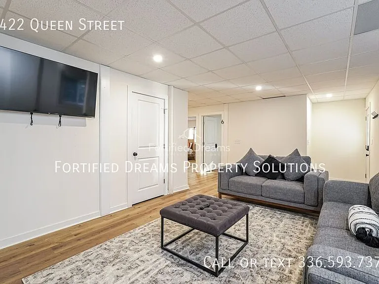 2422 Queen St — Photo 12