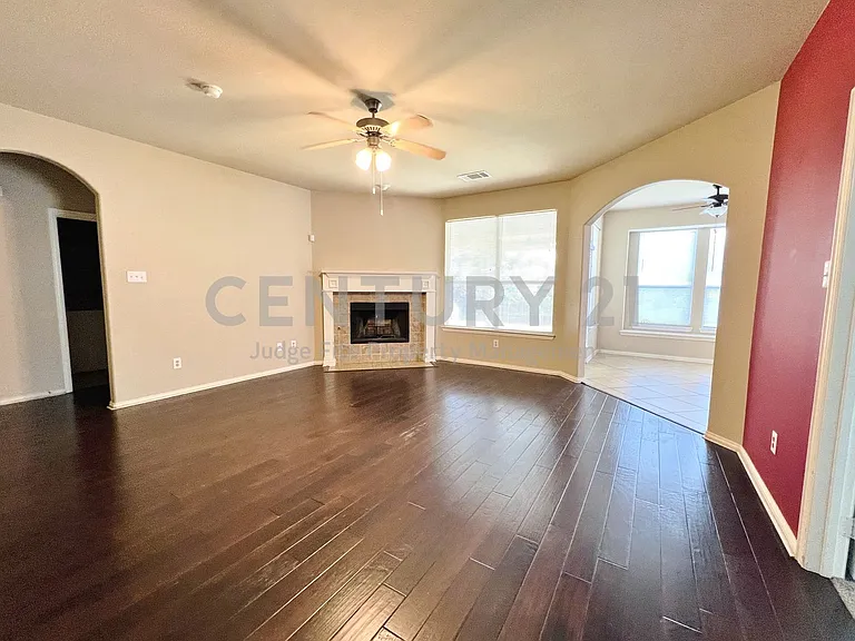 552 Kerry St — Photo 5