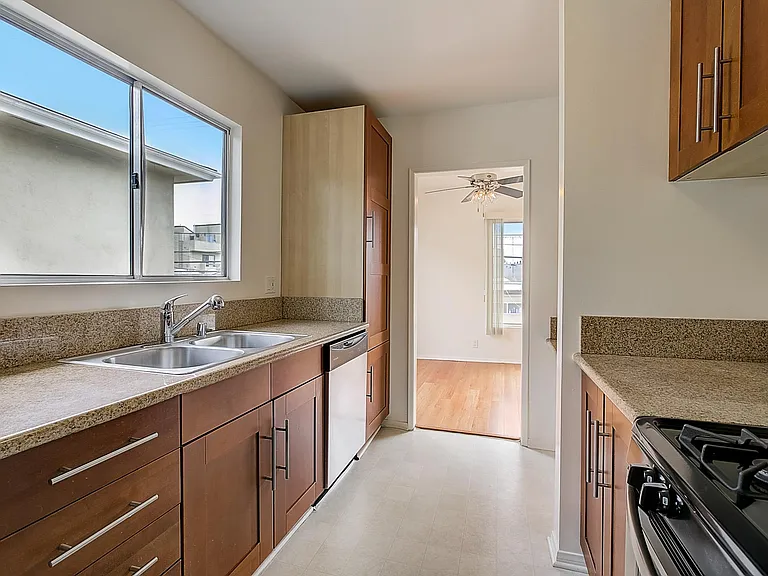 1800 Prosser Ave #10 — Photo 4