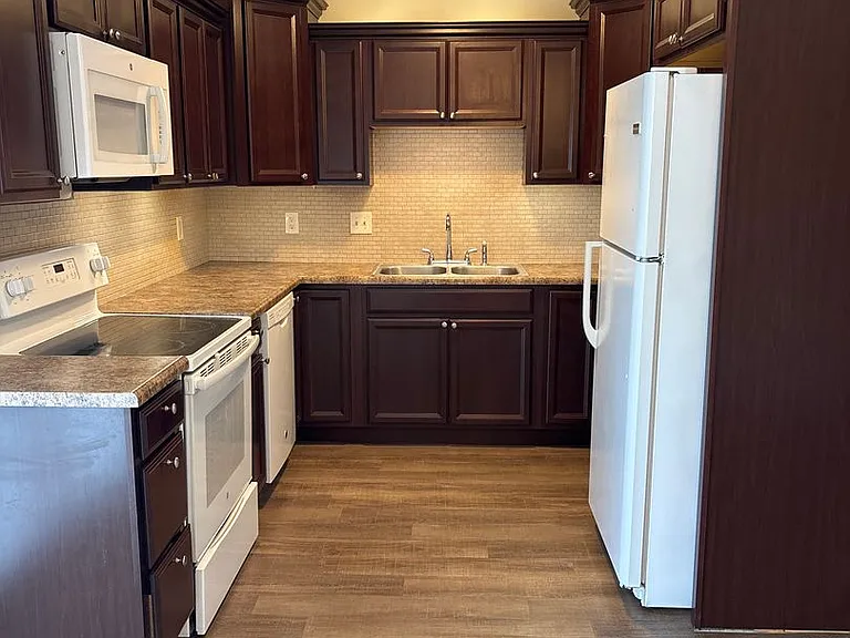3405 Winston Dr — Photo 2