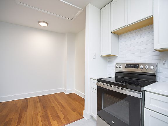 Kitchen & Eat-in Nook