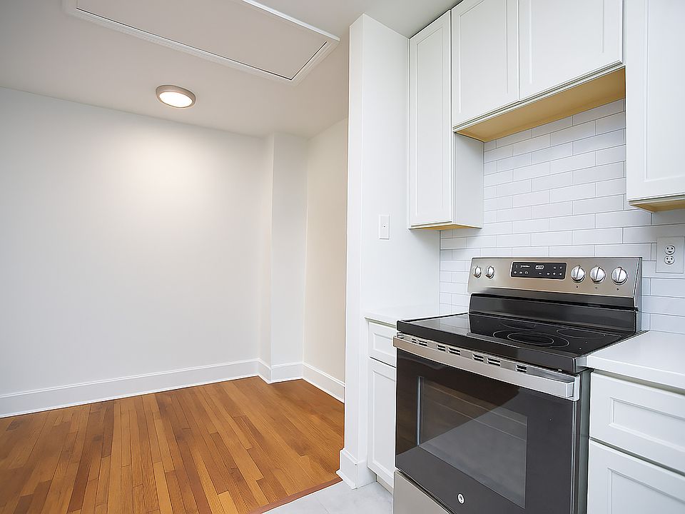 Kitchen & Eat-in Nook