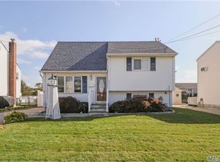 65 East Dr, Copiague, NY 11726