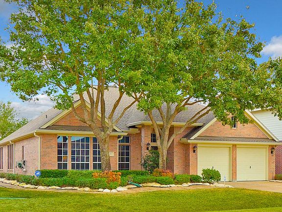 UPGRADED LANDSCAPING AND YARD OF THE MONTH MULTIPLE TIMES!