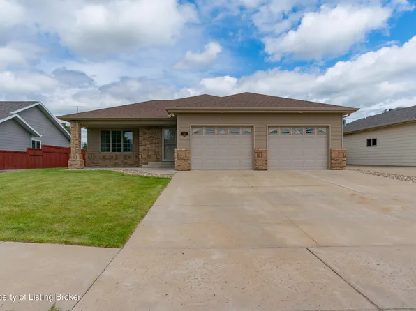 166 18th Ave W, Dickinson, ND 58601
