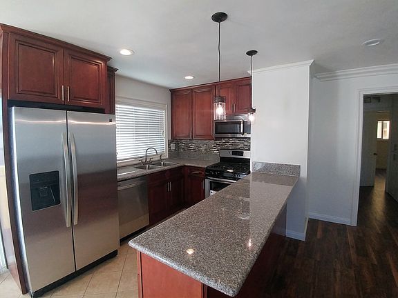 4th image of 528 N Alexandria Ave #15