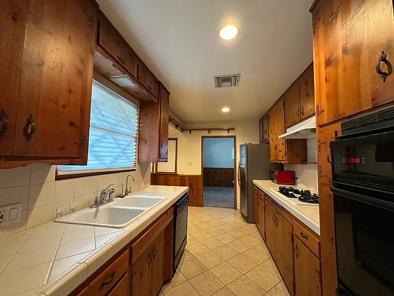 4411 Mammoth Ave — Photo 6