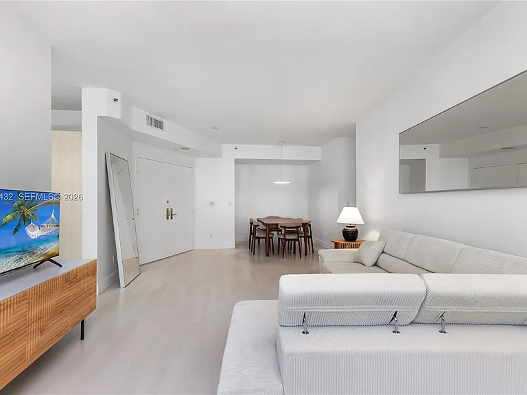 300 S Pointe Dr #907 — Photo 4