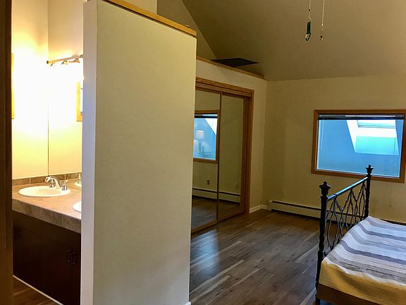 Upper master with bath