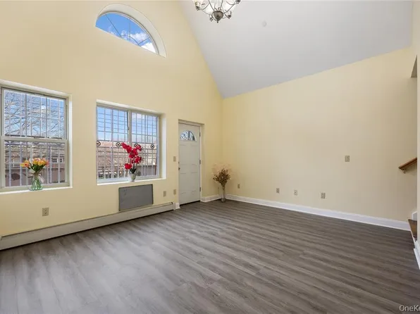 183-26 Booth Memorial Avenue image 3 of 24