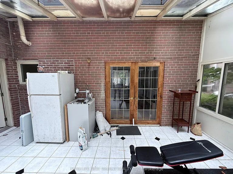 63 Lehar Cres — Photo 13