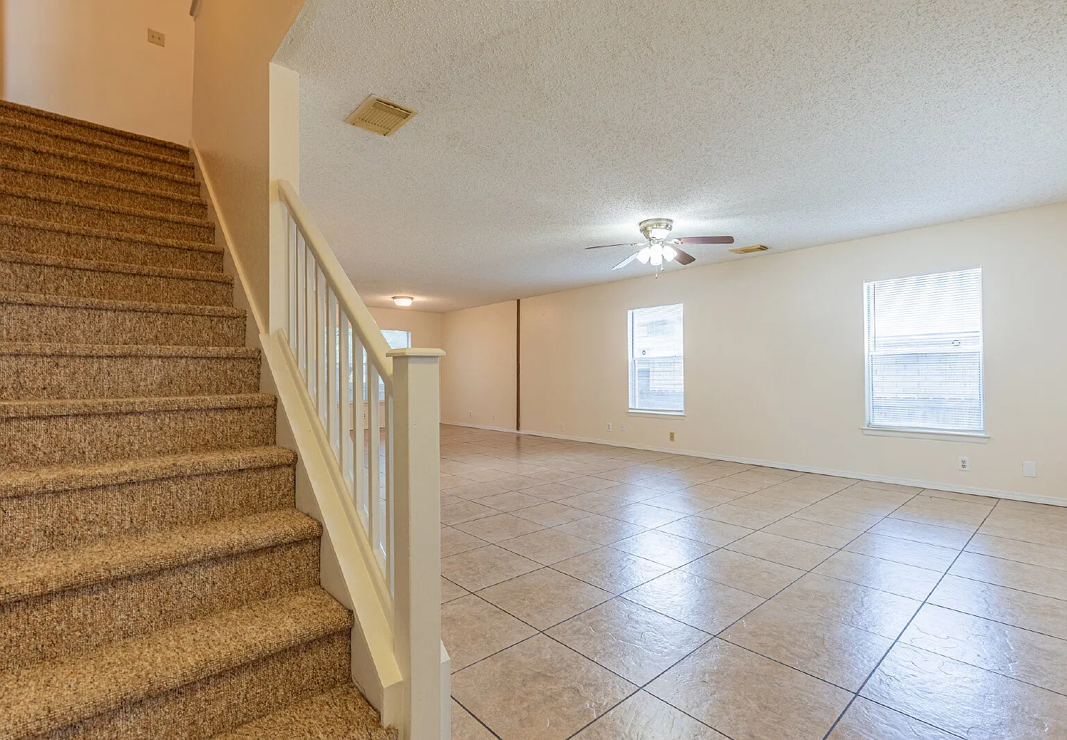 4 bed, 2.5 bath, 2400 sqft, $1,995 — Photo 4