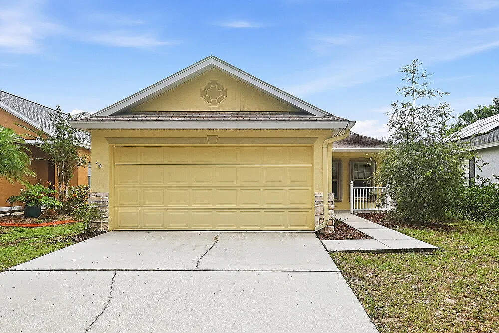 3 bed, 2.0 bath, 1321 sqft, $2,010 — Photo 1