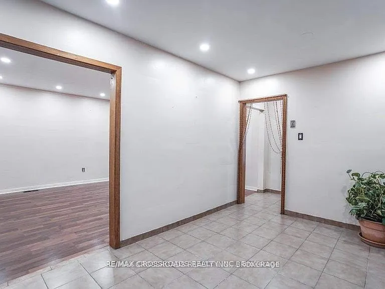28 Brenda Cres #MAIN FLOOR — Photo 5