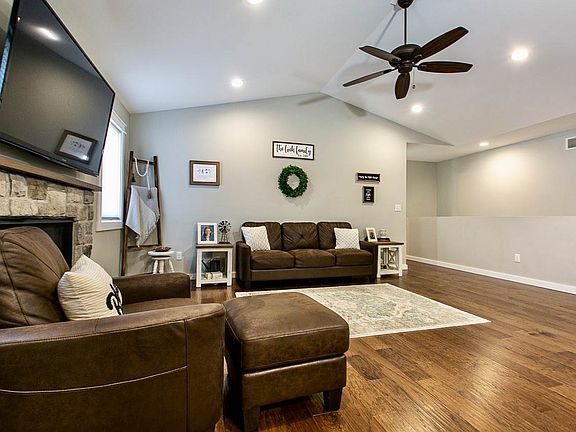 3rd image of 435 Bryn Dr