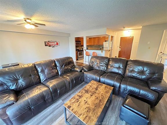 3rd image of 3936 Wyandotte St E #310