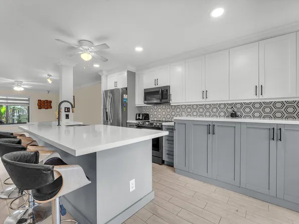 1521 NW 113th Terrace, Pembroke Pines, FL 33026