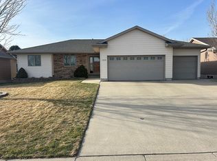 3305 Mulligan Dr, Yankton, SD 57078